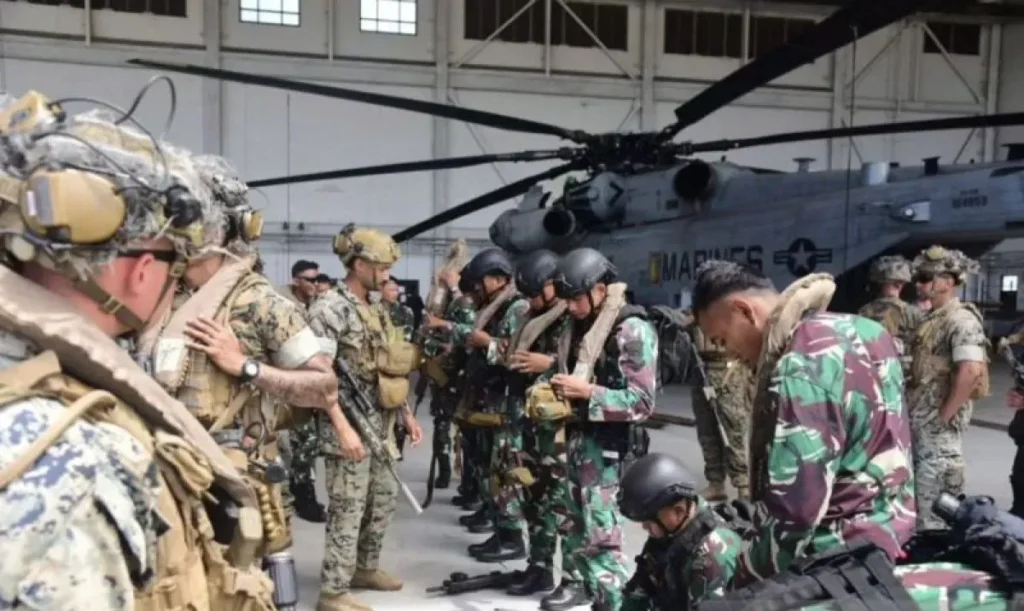 Pasukan Marinir TNI AL dan Korps Marinir Amerika Serikat latihan mobile udara (assault support) di Pangkalan Marinir Amerika Serikat di Hawaii (MCBH), Amerika Serikat, Kamis (11/7/2024) sebagaimana disiarkan Dinas Penerangan Korps Marinir TNI AL dalam akun resmi Instagram @marinir_tni_al. Latihan itu merupakan rangkaian Latma Rimpac 2024.