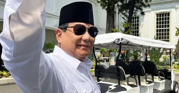 Menteri Pertahanan Prabowo Subianto menilai pembangunan infrastruktur di berbagai sektor akan sia-sia jika pemerintah tidak mampu menjamin perlindungan rakyat.