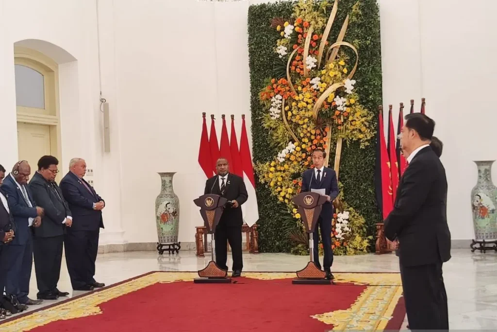 Presiden RI Joko Widodo dan Perdana Menteri (PM) Papua Nugini James Marape menyampaikan keterangan pers bersama di Istana Kepresidenan Bogor, Jawa Barat, Senin (15/7/2024).