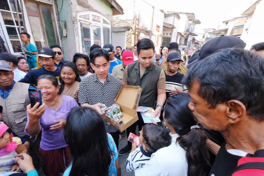 Wakil Presiden terpilih Gibran Rakabuming Raka bersama Bupati Kendal Dico Ganinduto saat "blusukan" di sejumlah lokasi di Kota Semarang, Sabtu (20/7/2024).