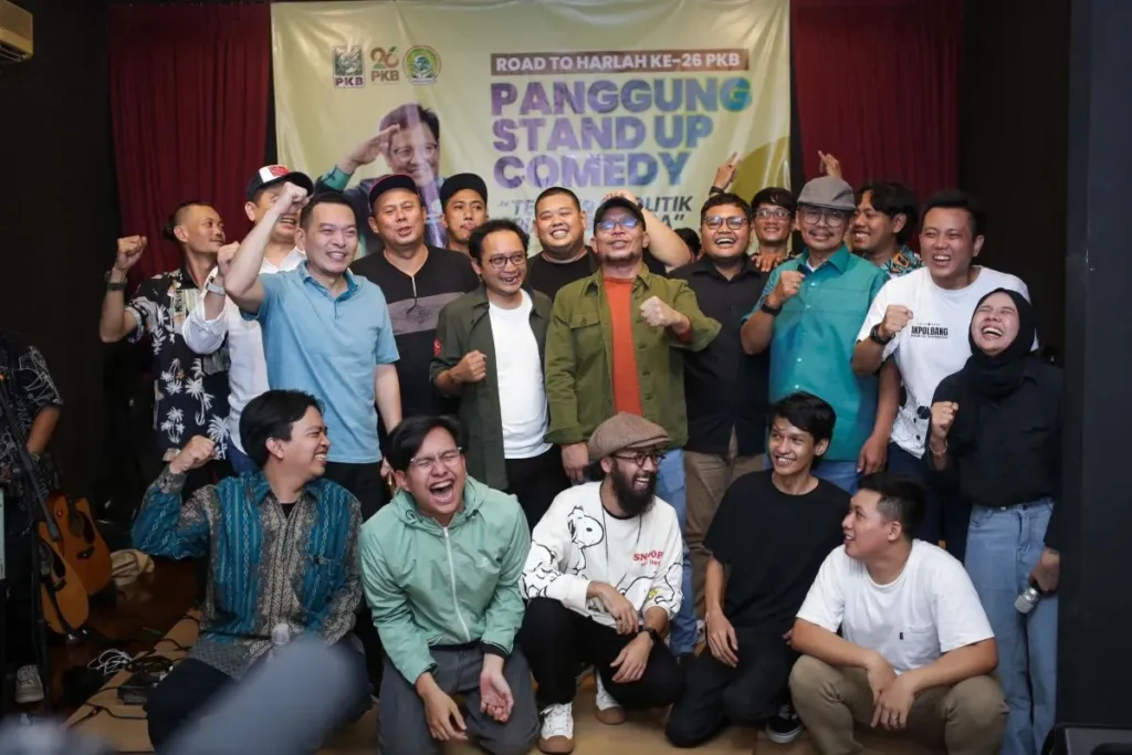 Sejumlah komika dan kader PKB berfoto bersama saat hadir dalam acara “Panggung Stand up Comedy” bertajuk "Tertawa Politik Riang Gembira" di Jakarta, Minggu (21/7/2024).