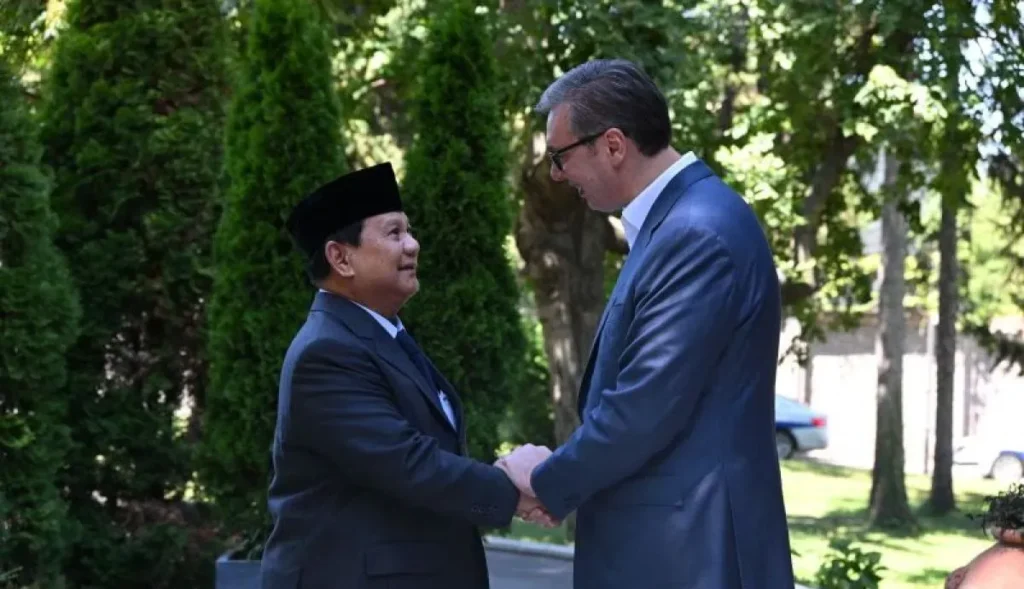 Menteri Pertahanan RI sekaligus Presiden Terpilih Prabowo Subianto (kiri) berjabat tangan dengan Presiden Serbia Aleksandar Vučić saat keduanya bertemu di Beograd, Serbia, Senin (29/7/2024).