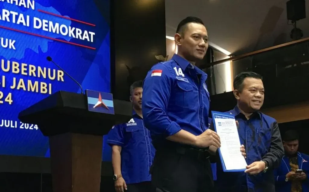 Ketua DPP Partai Demokrat Agus Harimurti Yudhoyono (AHY) (kiri) di Kantor DPP Partai Demokrat, Jakarta, Kamis (4/7/2024) menyerahkan surat rekomendasi partai kepada Al Haris (kanan) untuk maju Pemilihan Kepala Daerah (Pilkada) 2024 di Provinsi Jambi.