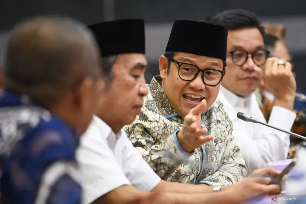 Ketua Tim Pengawas Haji 2024 Abdul Muhaimin Iskandar (tengah) menyampaikan keterangan kepada wartawan usai rapat evaluasi pelaksanaan penyelenggaraan ibadah haji 2024 di ruang sidang Komisi VIII, kompleks Parlemen, Senayan, Jakarta Senin (1/7/2024).