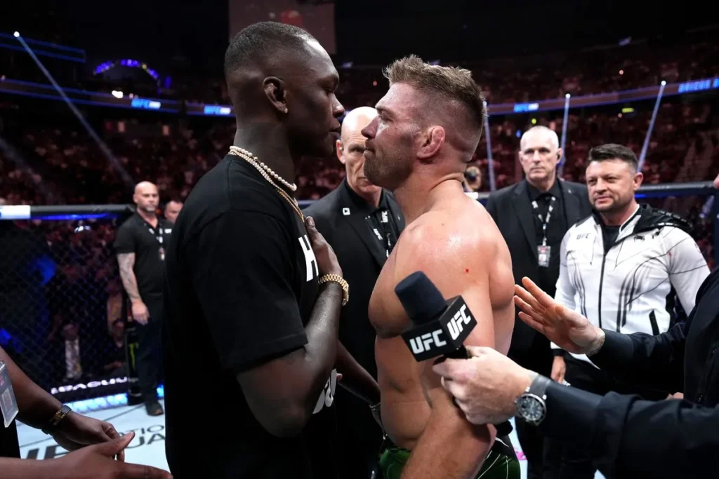 Juara kelas menengah Ultimate Fighting Championship (UFC) Dricus du Plessis (kedua kiri) dan Israel Adesanya (kedua kanan) dalam sesi face menuju duel meraka yang headline UFC 305 pada 17 Agustus di RAC Arena di Perth, Australia Barat