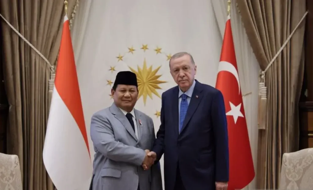 Menteri Pertahanan RI sekaligus Presiden Terpilih Prabowo Subianto (kiri) berjabat tangan dengan Presiden Turki Reccep Tayyip Erdogan (kanan) di Istana Kepresidenan Turki, Ankara, Turki, Selasa (30/7/2024).