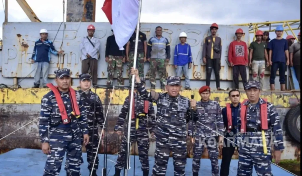 Tangkapan layar Panglima Komando Armada (Pangkoarmada) I Laksamana Muda TNI Yoos Suryono Hadi (empat kanan) mengibarkan Bendera Merah Putih di Karang Singa, yaitu gugusan karang yang berada di perairan perbatasan Indonesia, Singapura, dan Malaysia, Jumat (16/8/2024)