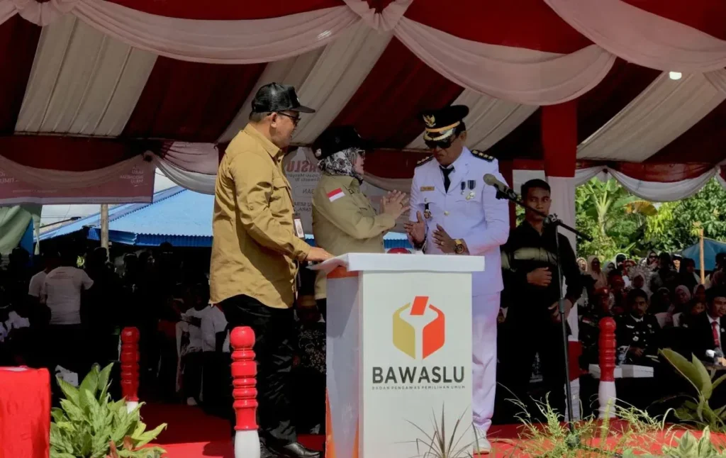 Anggota Bawaslu RI Lolly Suhenty (tengah) menekan tombol kesiapsiagaan saat Apel Siaga Pengawasan Partisipatif Pemilihan Serentak di Lapangan Sungai Nyamuk, Sebatik Timur, Kabupaten Nunukan, Provinsi Kalimantan Utara, Sabtu (17/8/2024).