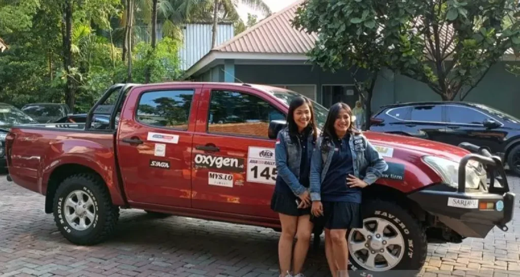 Pasangan pereli Lody Natasha dan Sasty Laksamana berfoto di depan mobil yang akan digunakan di ajang Asia Cross Country Rally 2024, di Jakarta, Selasa (30/7/2024).