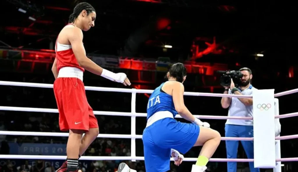 Imane Khelif dari Aljazair (berbaju merah) memberi isyarat kepada Angela Carini dari Italia dalam pertandingan penyisihan babak 16 besar tinju 66kg putri selama Olimpiade Paris 2024 di North Paris Arena, di Villepinte pada 1 Agustus 2024.