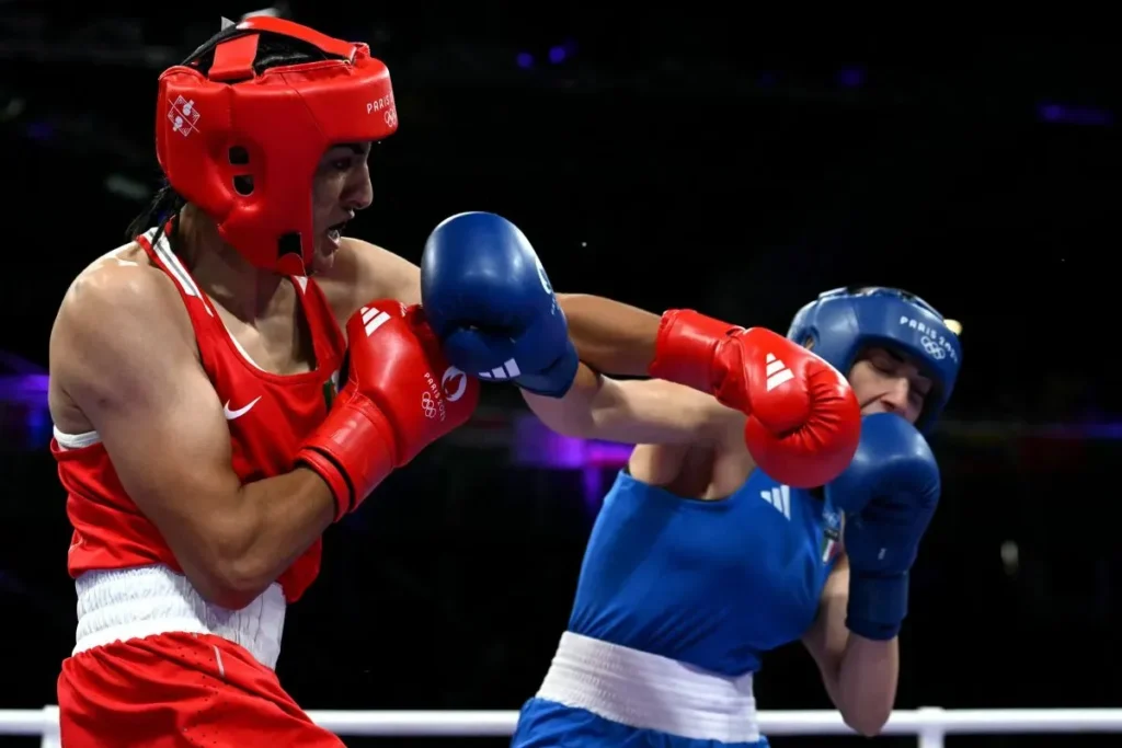 Arsip foto - Imane Khelif dari Aljazair (berbaju merah) meninju petinju Italia Angela Carini pada pertandingan penyisihan 16 kg penyisihan 66kg putri pada Olimpiade Paris 2024 di North Paris Arena, di Villepinte pada 1 Agustus 2024.