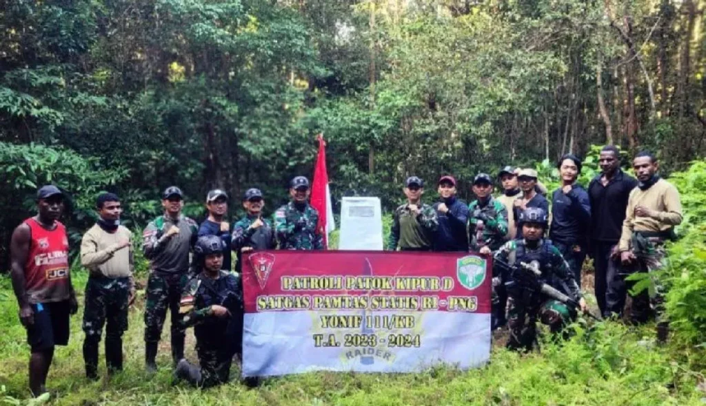 Patroli patok batas Satgas Pamtas RI-PNG Yonif 111/KB diikuti anggota Topdam XVII/Cenderawasih dan Badan Informasi Geosfasial Pusat.