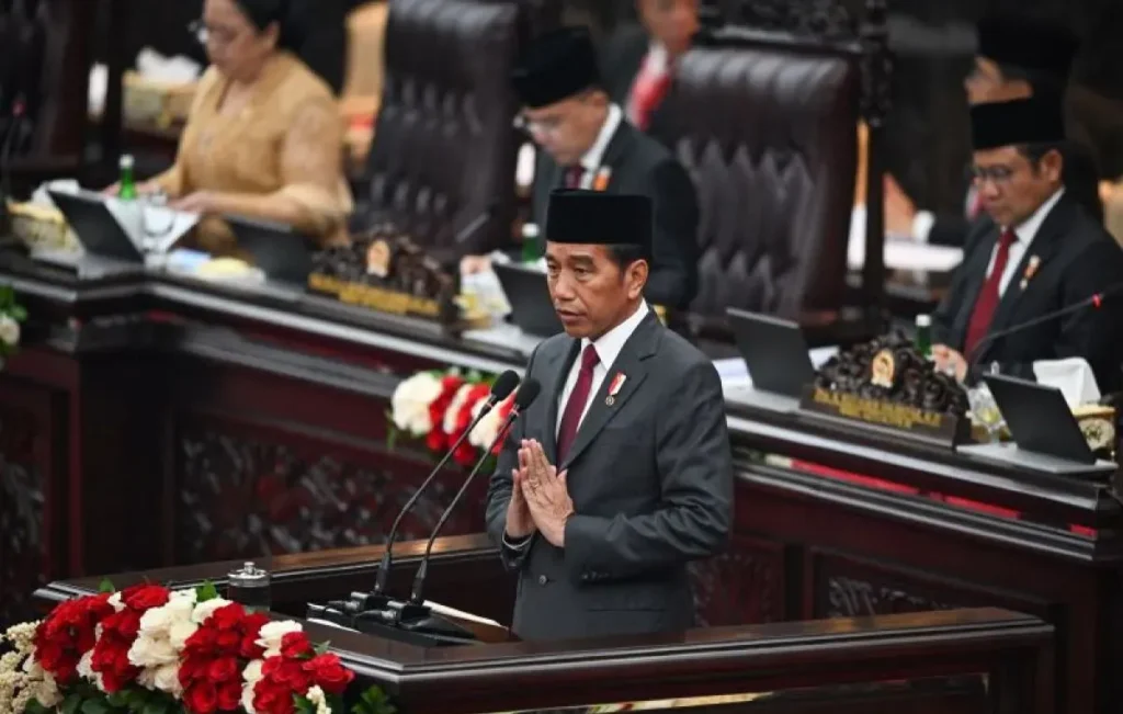 Presiden Joko Widodo menyampaikan pidato keterangan pemerintah atas RUU tentang APBN Tahun Anggaran 2025 beserta Nota Keuangan dalam Sidang Paripurna Pembukaan Masa Persidangan I DPR Tahun Sidang 2024/2025 di Gedung Nusantara, kompleks Parlemen, Senayan, Jakarta, Jumat (16/8/2024).