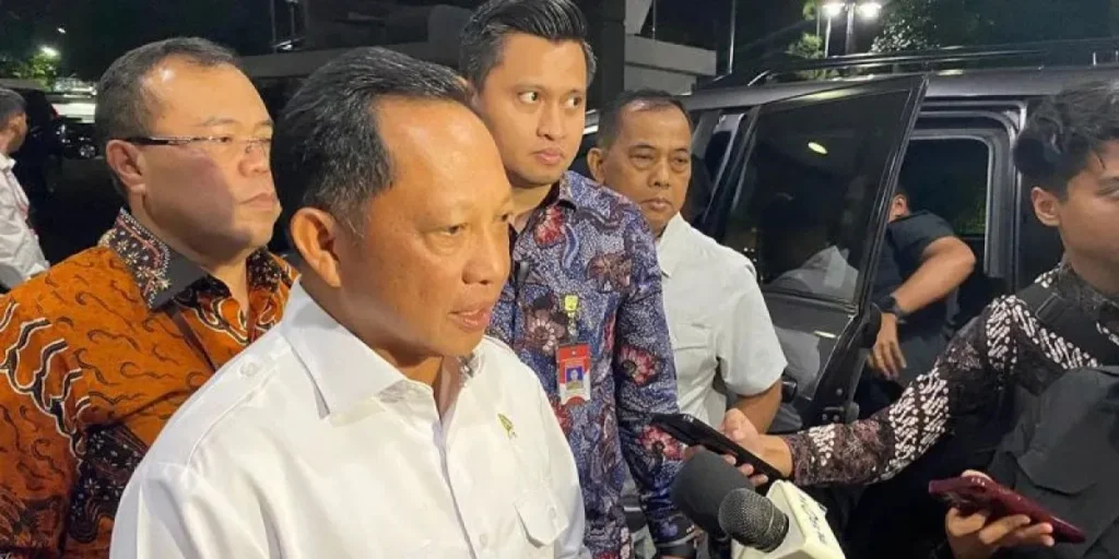 Menteri Dalam Negeri Tito Karnavian menjawab pertanyaan wartawan usai menemui pimpinan Mahkamah Konstitusi di Gedung MK, Jakarta, Jumat (31/1/2025).